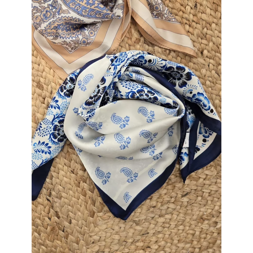 Foulard carre soyeux bleu marine