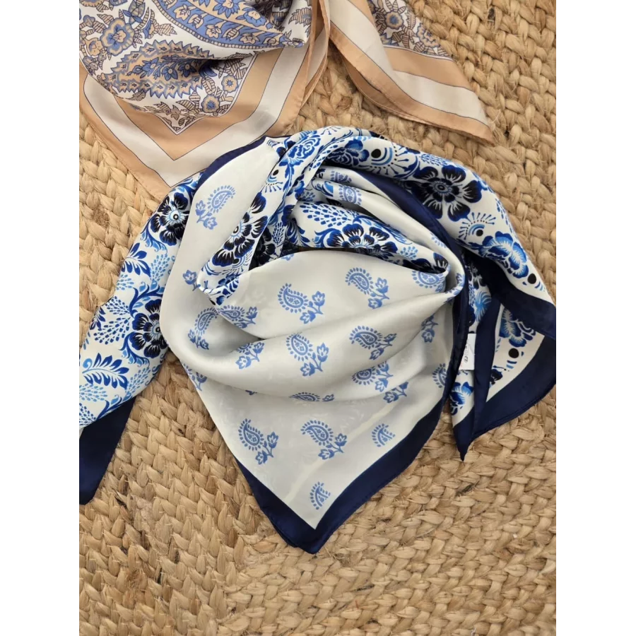 Foulard carre soyeux bleu marine