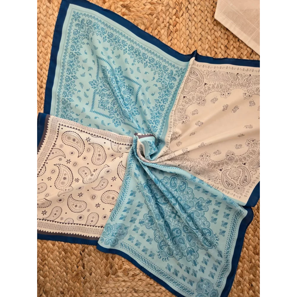 Foulard carre soyeux bandana bleu ciel