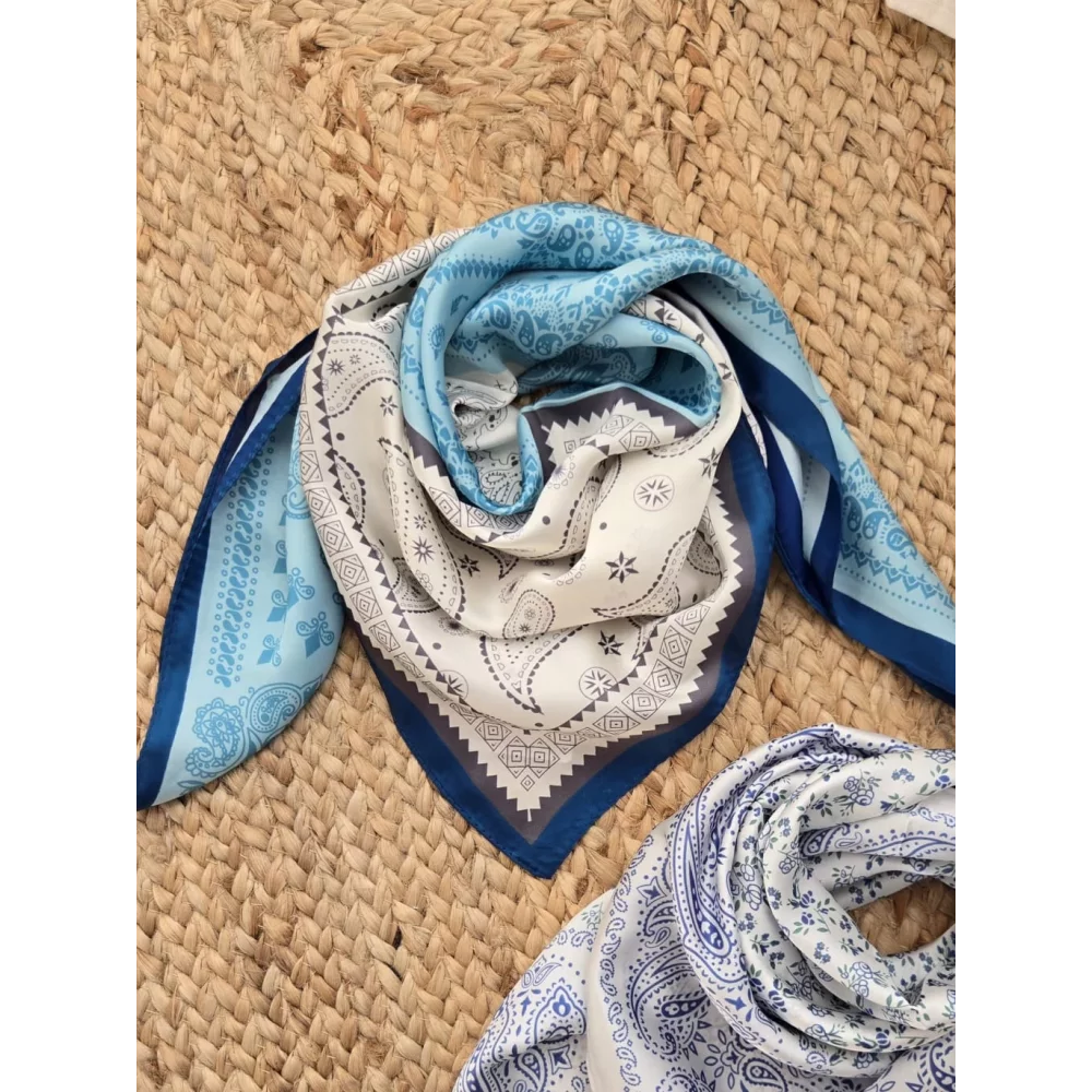 Foulard carre soyeux bandana bleu ciel