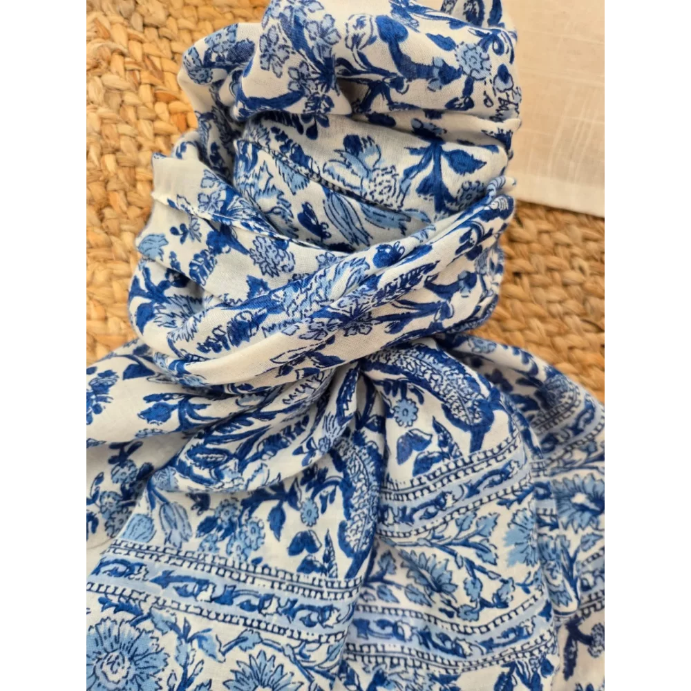 Foulard fleurs bleu pompons
