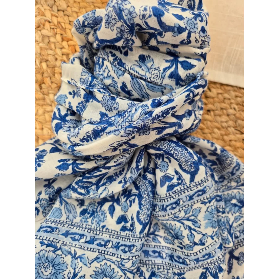 Foulard fleurs bleu pompons