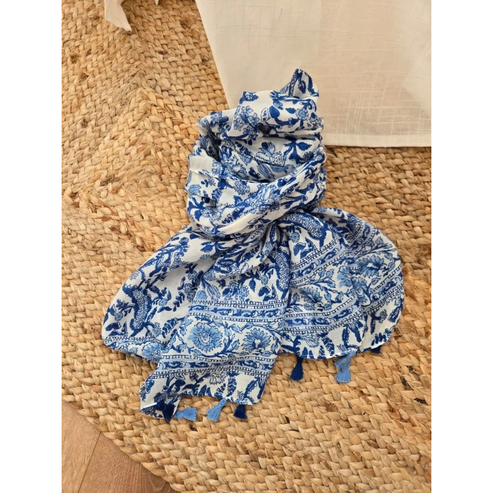 Foulard fleurs bleu pompons