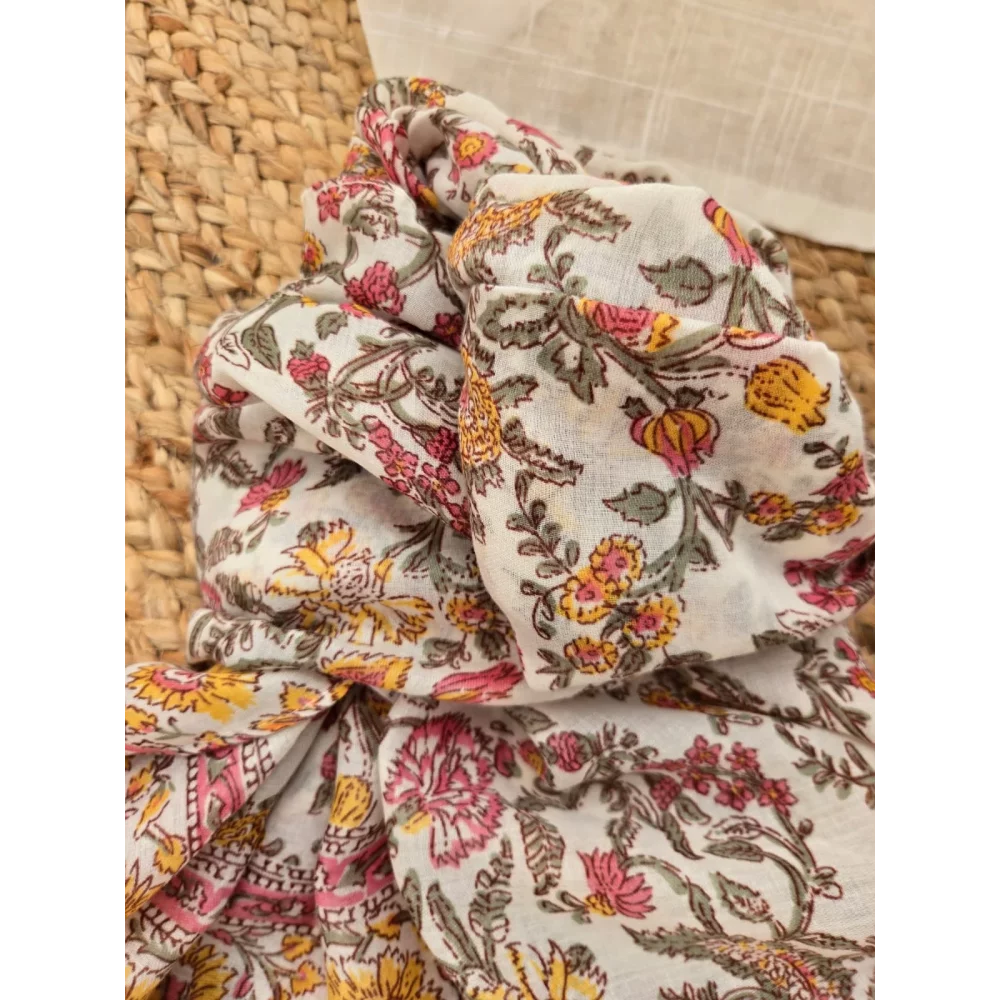 Foulard fleurs kaki et rose pompons