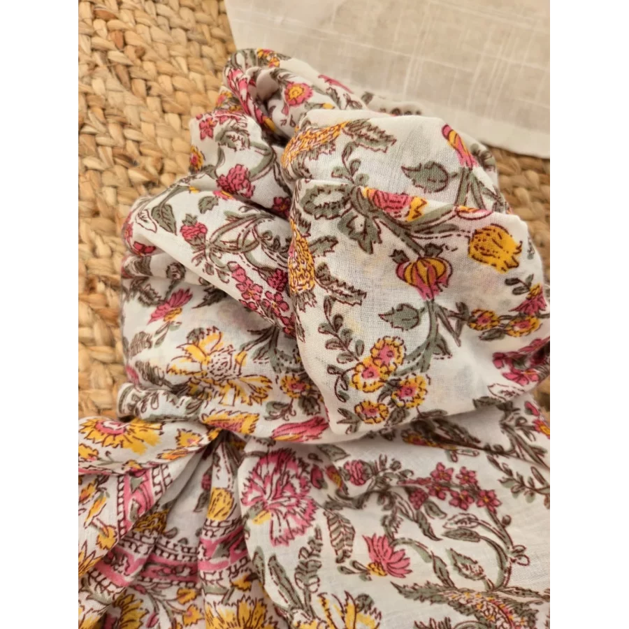 Foulard fleurs kaki et rose pompons