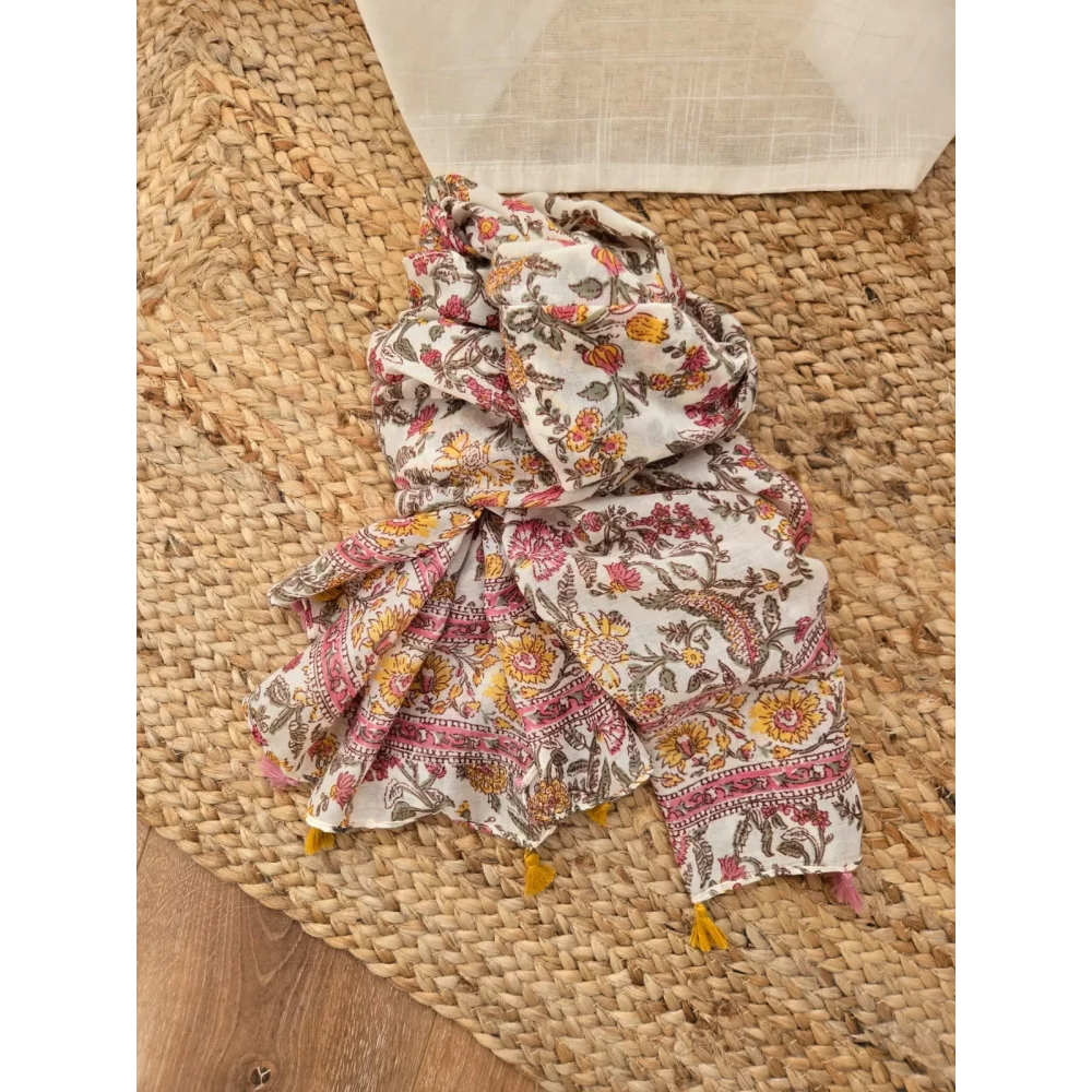 Foulard fleurs kaki et rose pompons