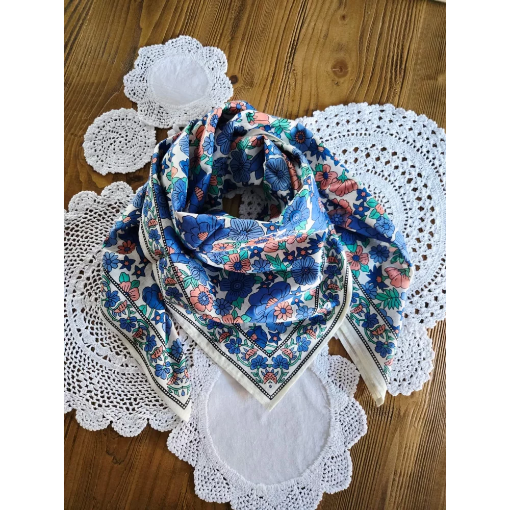 Foulard carré en coton fleurs bleu 205751 Kess