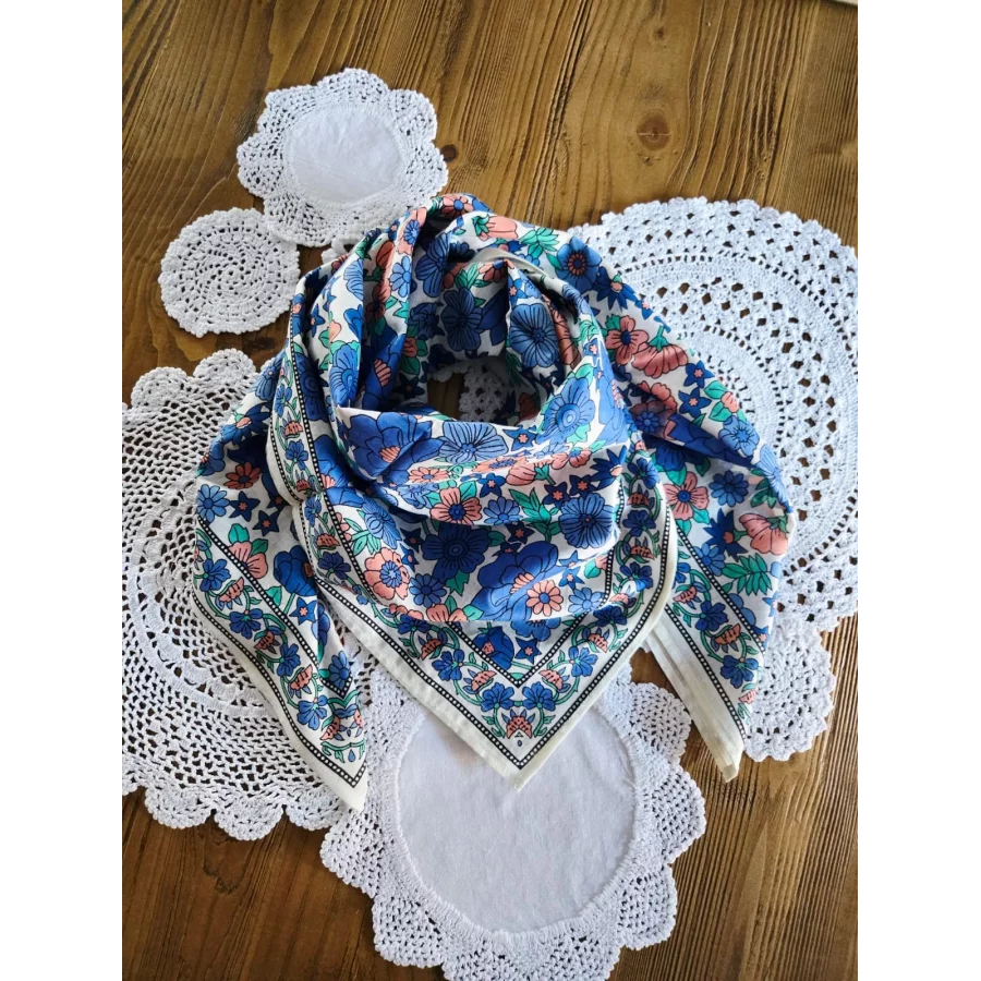 Foulard carré en coton fleurs bleu 205751 Kess