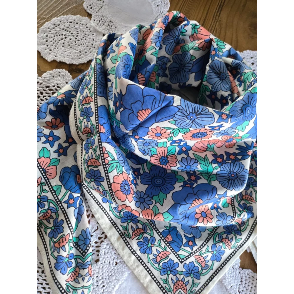 Foulard carré en coton fleurs bleu 205751 Kess