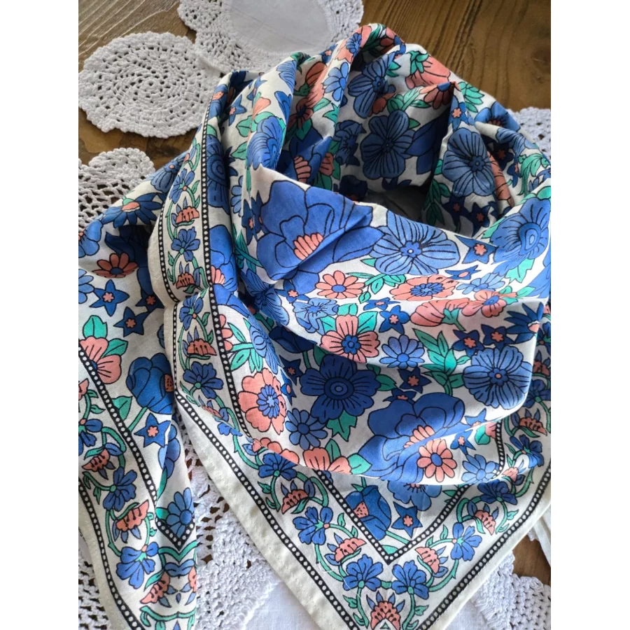 Foulard carré en coton fleurs bleu 205751 Kess