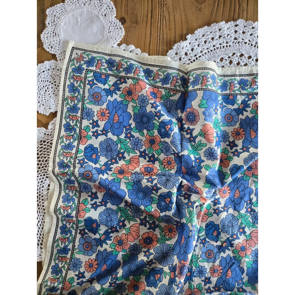 Foulard carré en coton fleurs bleu 205751 Kess