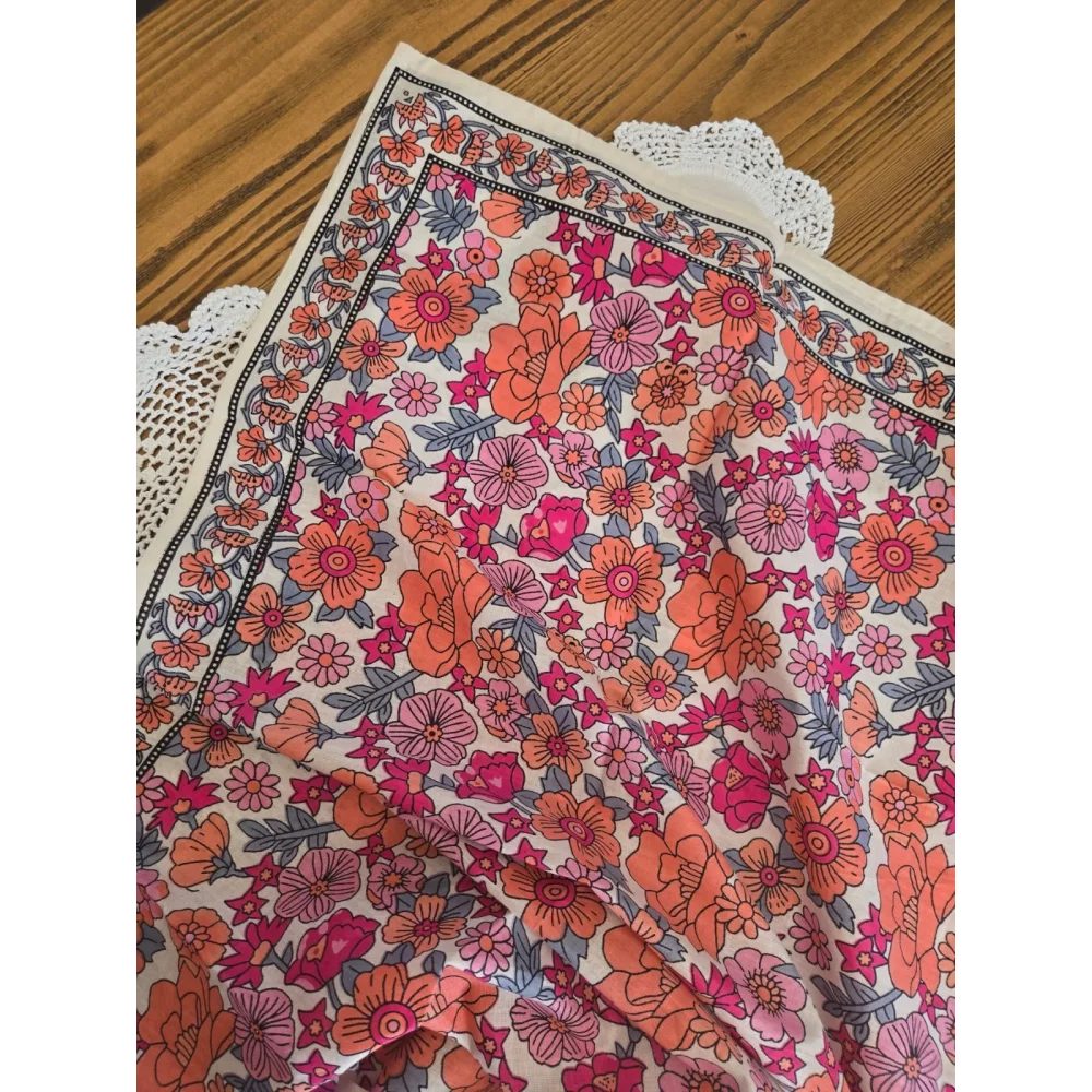 Carré coton fleurs rose corail