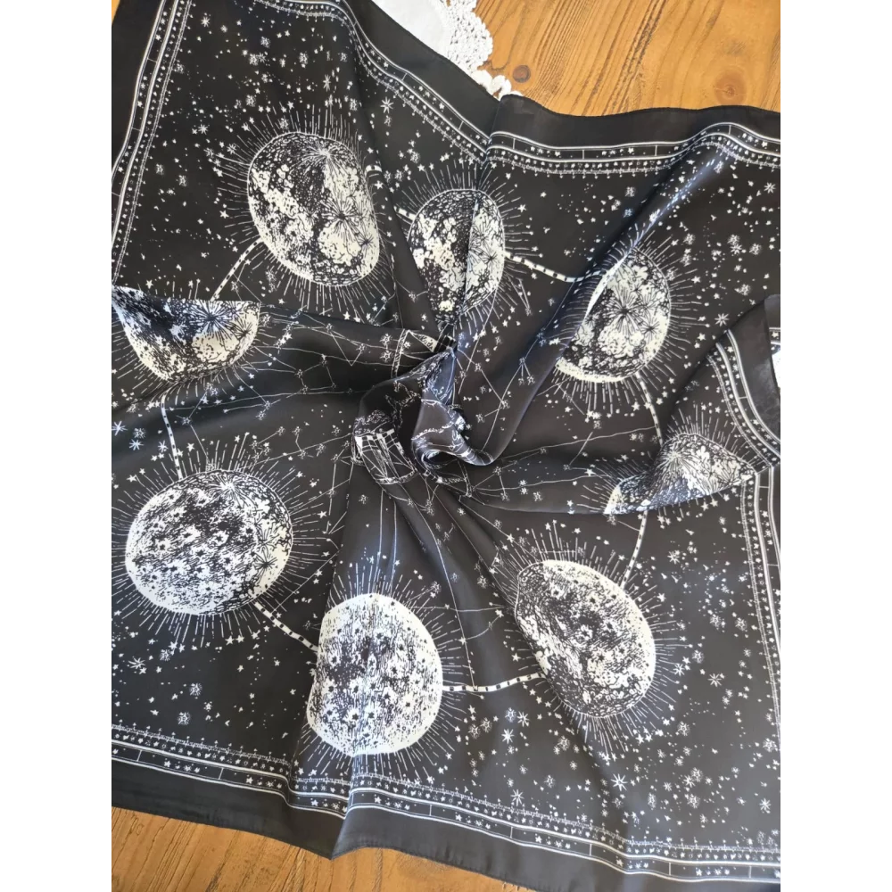 Foulard carré soyeux constellation noir