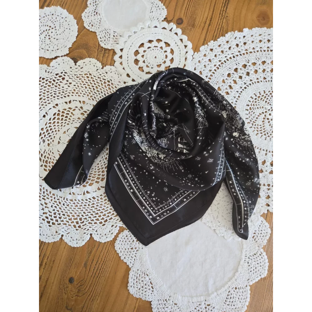 Foulard carré soyeux constellation noir