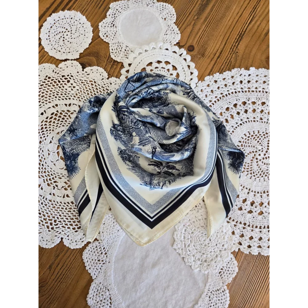Foulard carré soyeux toile de jouy bleu