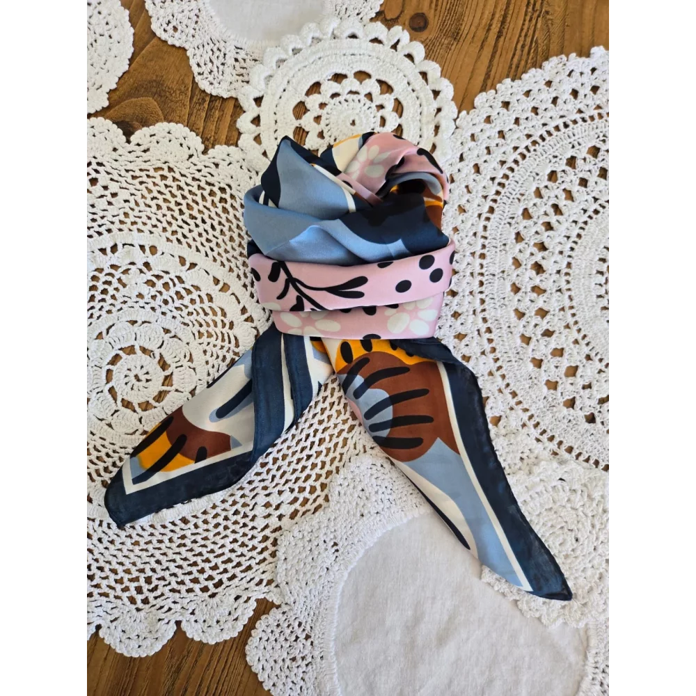 Foulard carré soyeux fleurs bleu