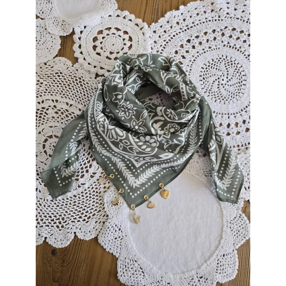 Foulard bandana kaki et blanc coton et breloques
