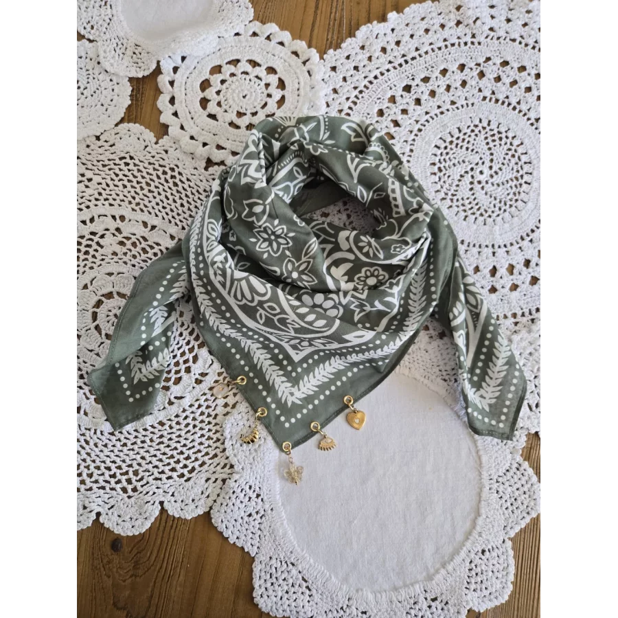 Foulard bandana kaki et blanc coton et breloques