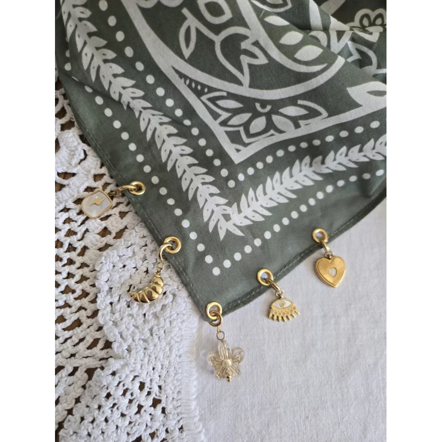 Foulard bandana kaki et blanc coton et breloques