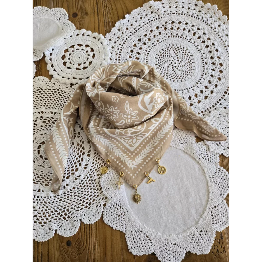 Foulard bandana beige et blanc coton et breloques