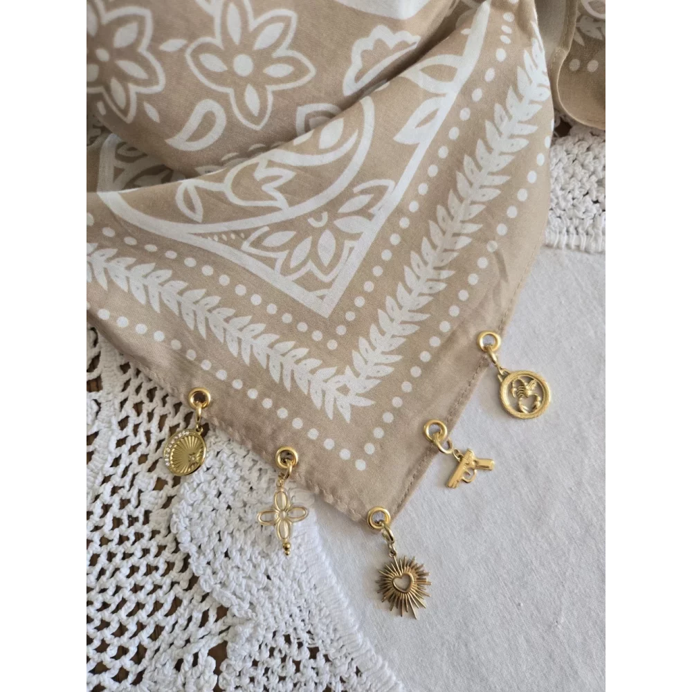 Foulard bandana beige et blanc coton et breloques