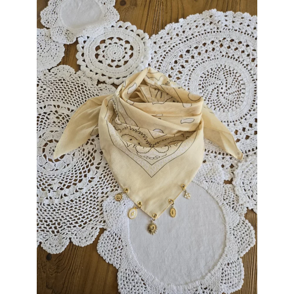 Foulard bandana beige coton et breloques