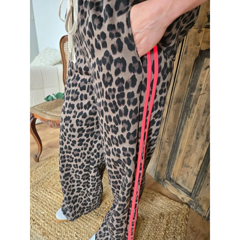 Pantalon jog leopard choco bande fluo fuchsia