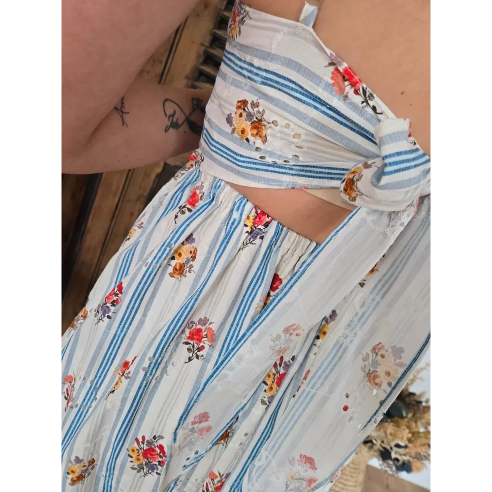 Robe Loane bleu et fleurs dos ouvert