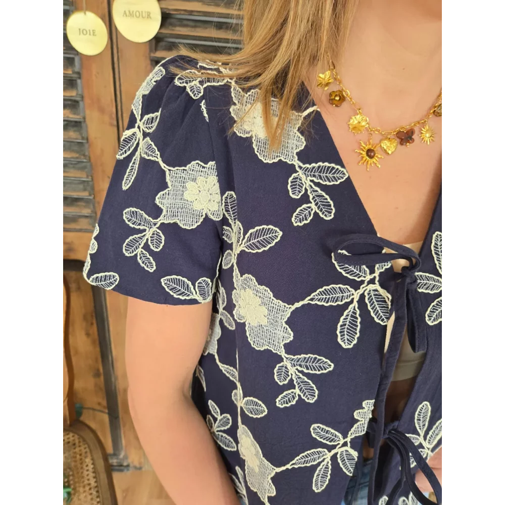 Blouse Lilou bleu marine fleurs brodées