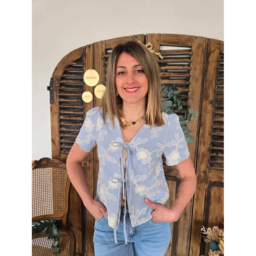 Blouse Lilou bleu ciel fleurs brodées