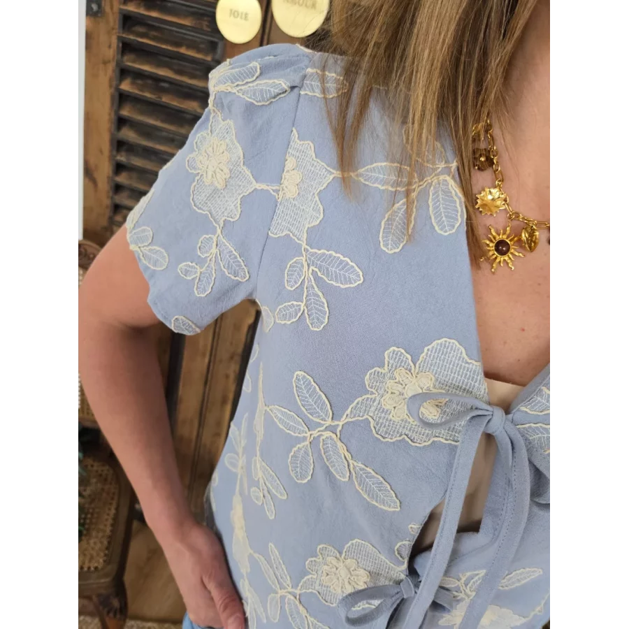 Blouse Lilou bleu ciel fleurs brodées