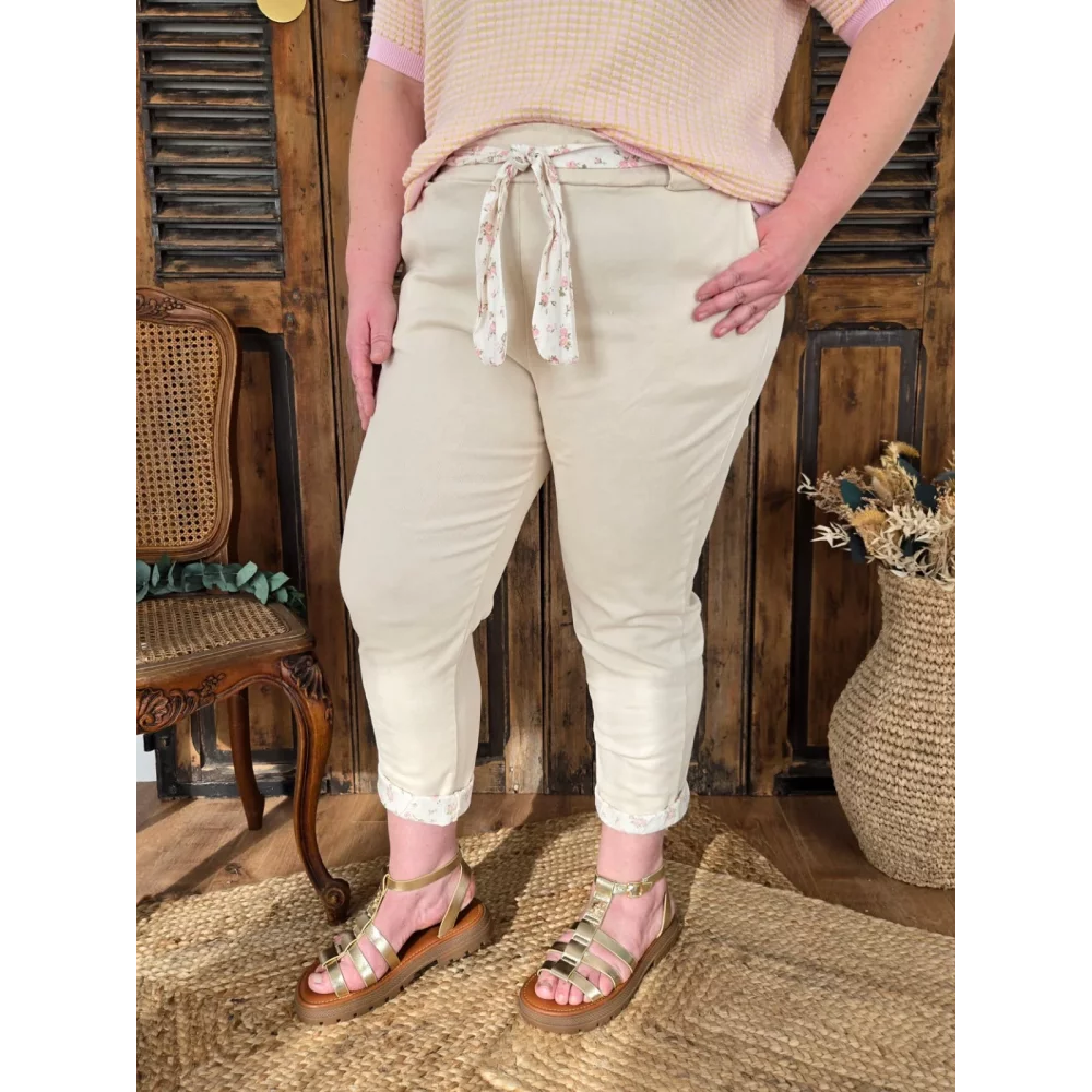 Pantalon Guy beige ceinture et revers fleurs rose