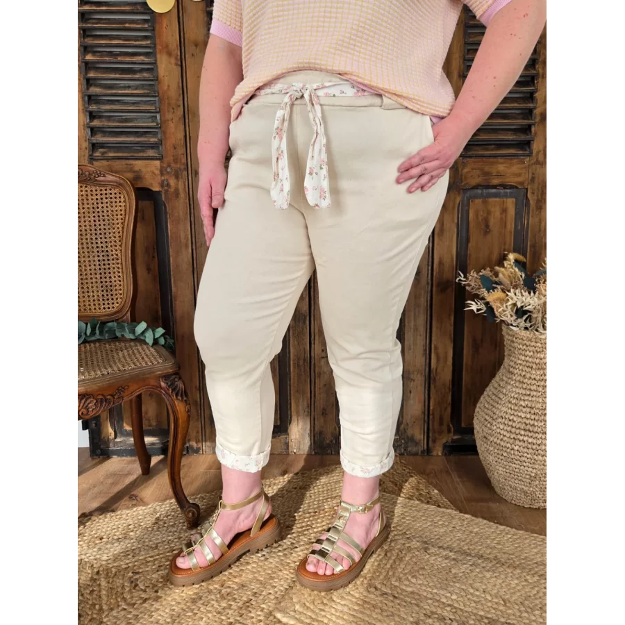 Pantalon Guy beige ceinture et revers fleurs rose