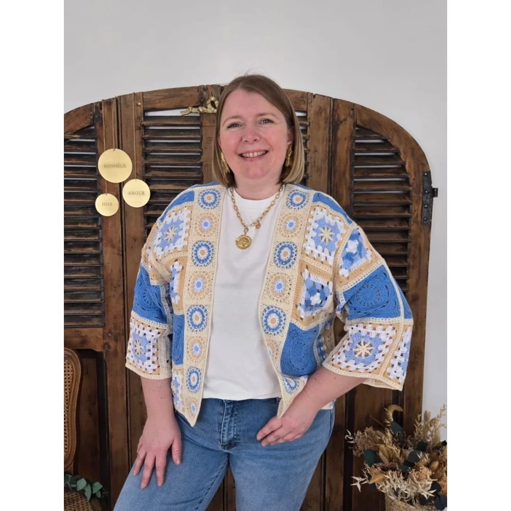 Gilet Gilbert court en crochet beige et bleu