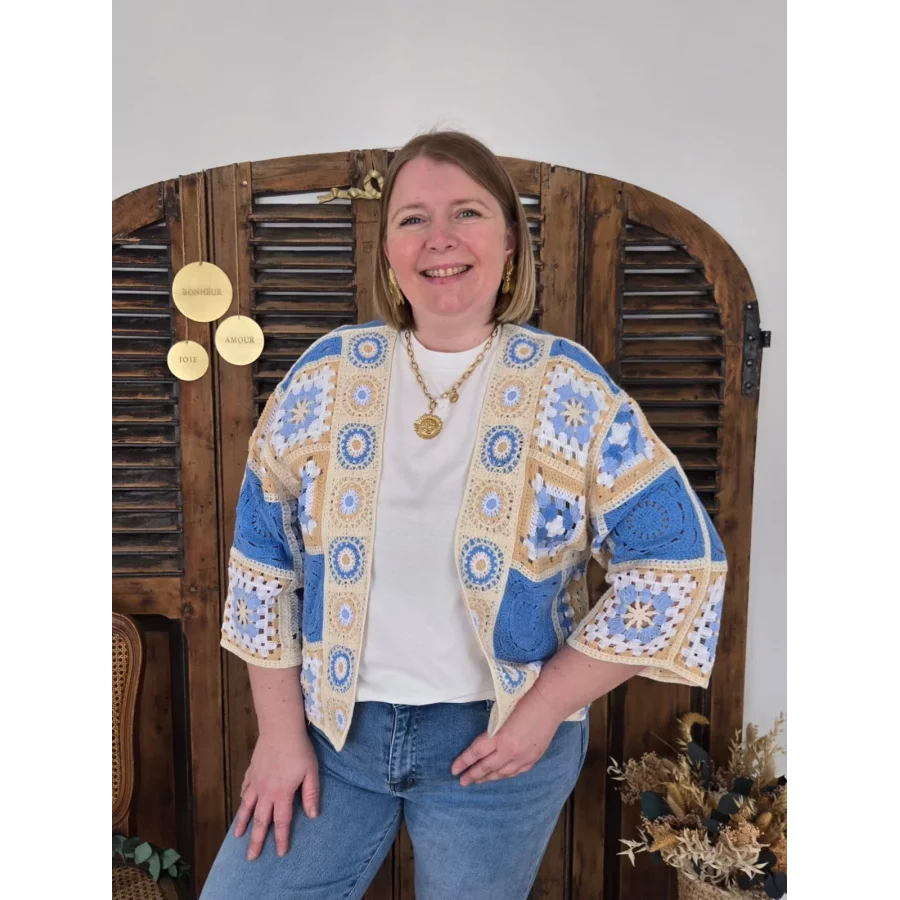 Gilet Gilbert court en crochet beige et bleu