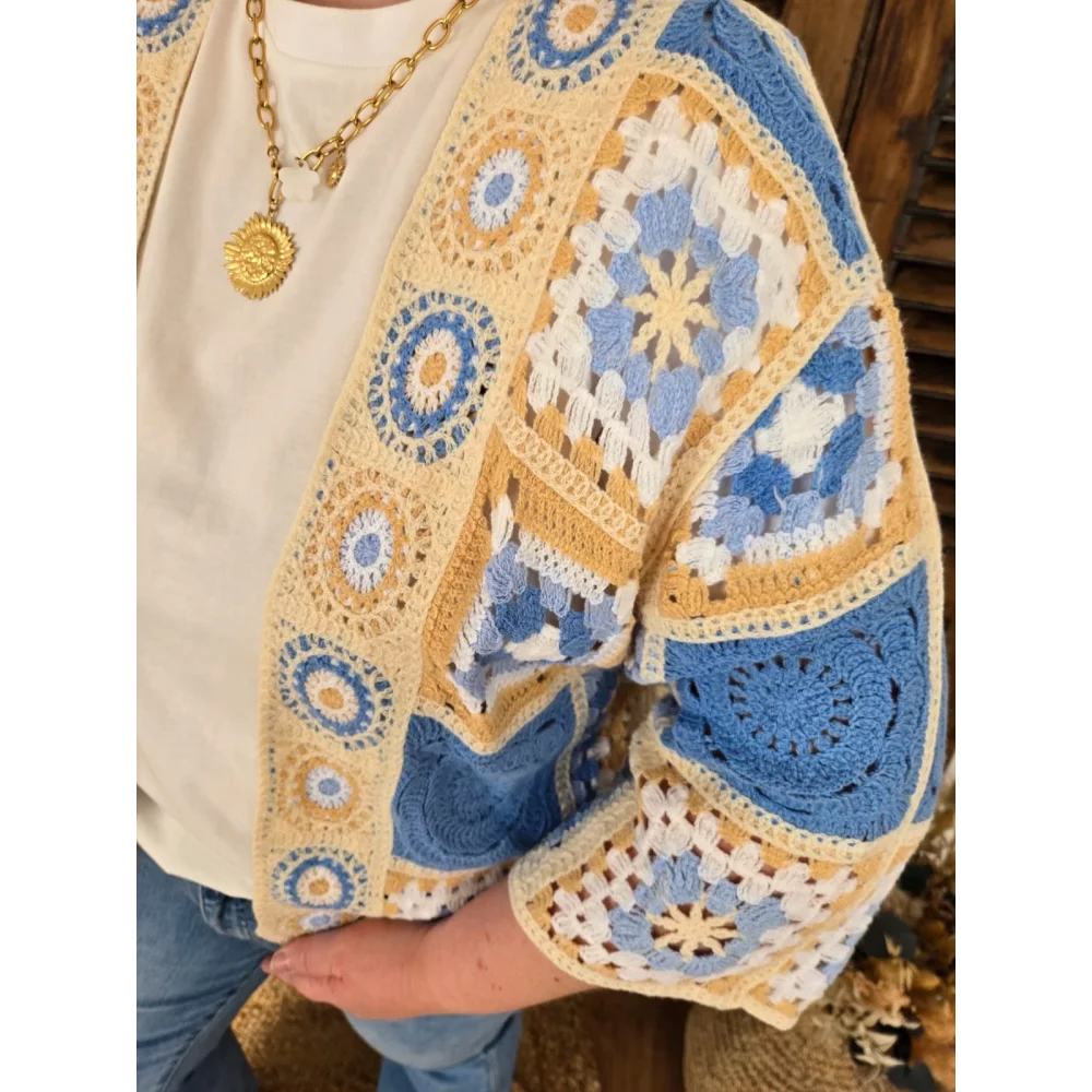 Gilet Gilbert court en crochet beige et bleu