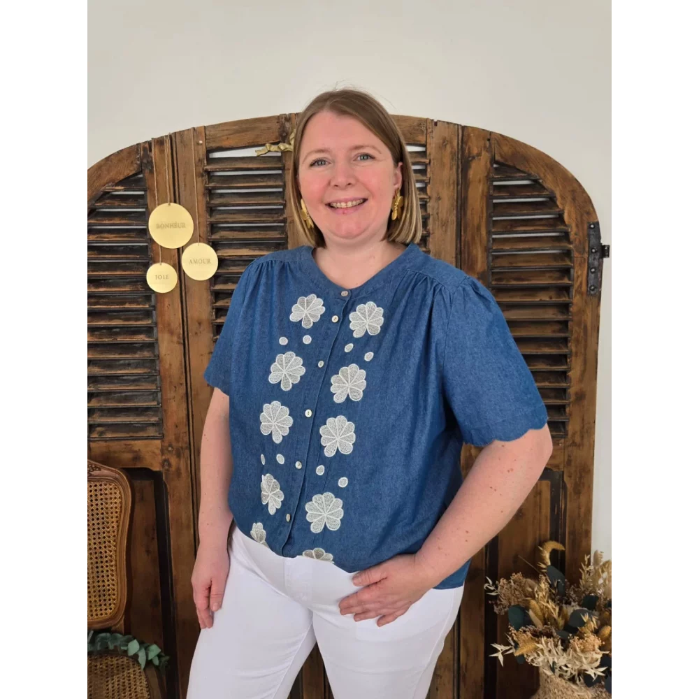 Blouse Laura chambray fleurs brodées