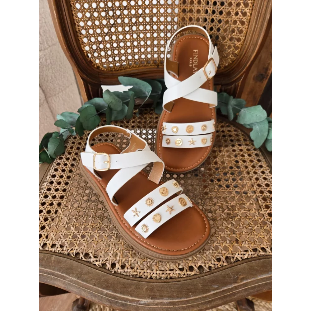 Sandales spartiates blanches et bijoux dorés