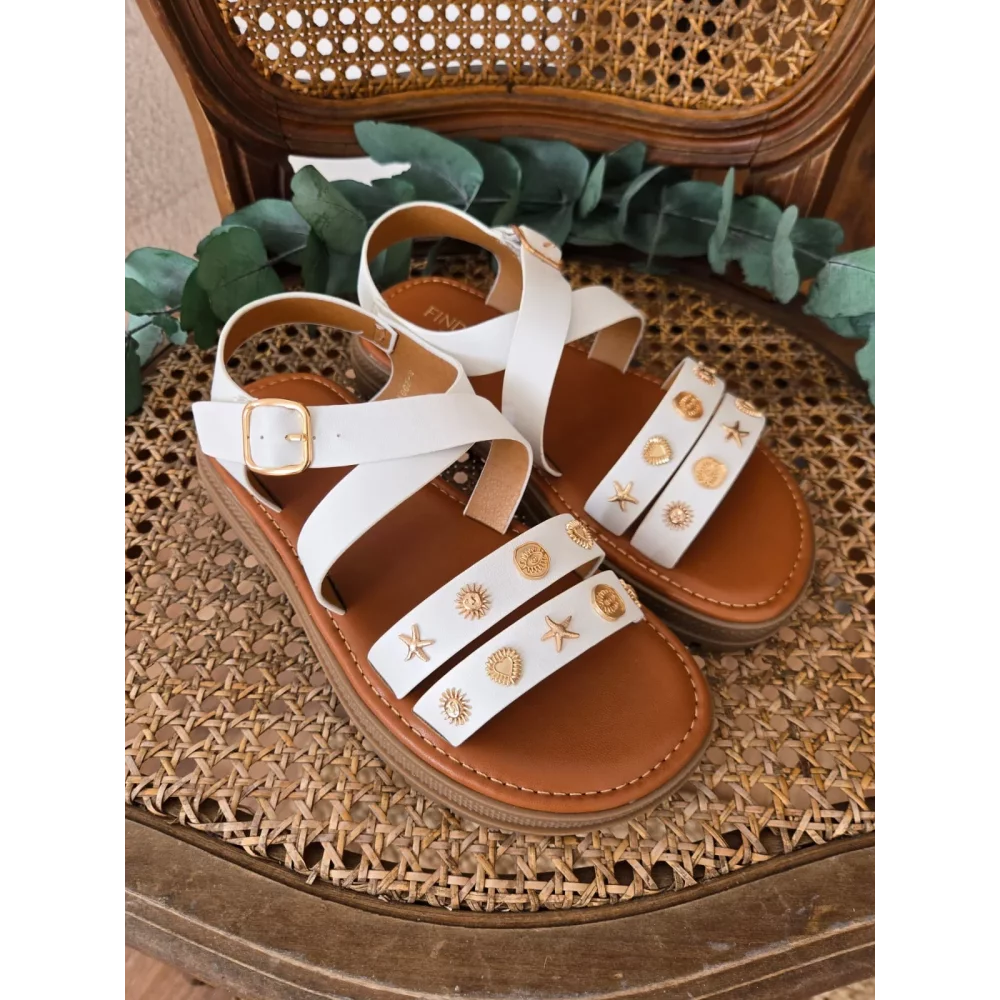 Sandales spartiates blanches et bijoux dorés