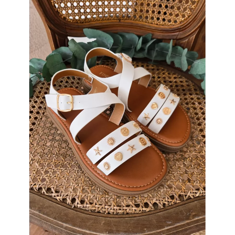 Sandales spartiates blanches et bijoux dorés