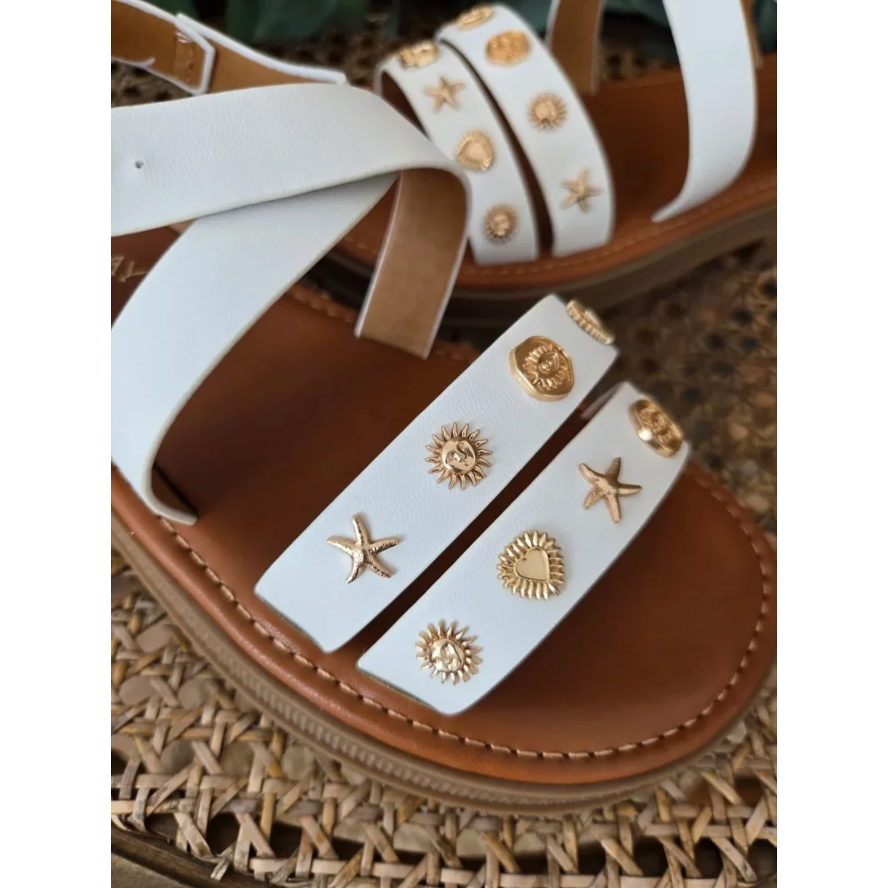 Sandales spartiates blanches et bijoux dorés