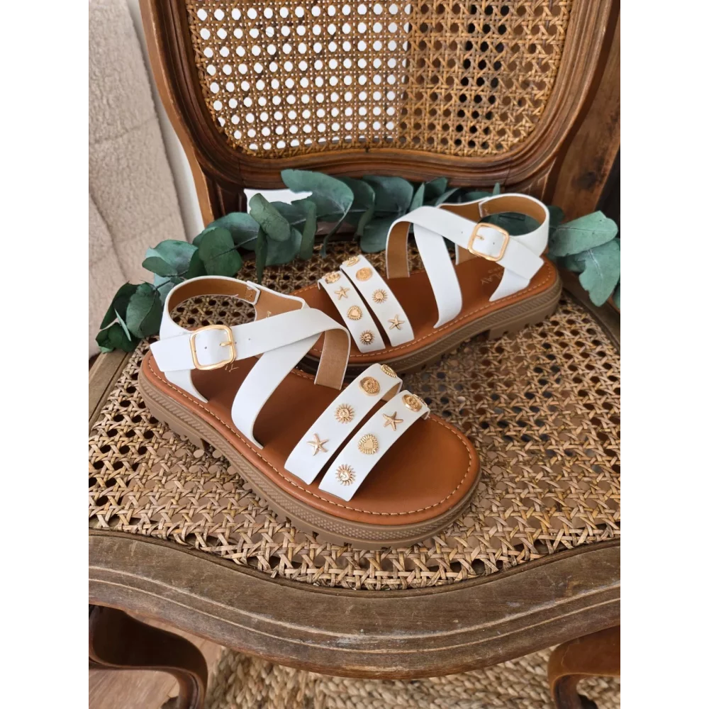 Sandales spartiates blanches et bijoux dorés