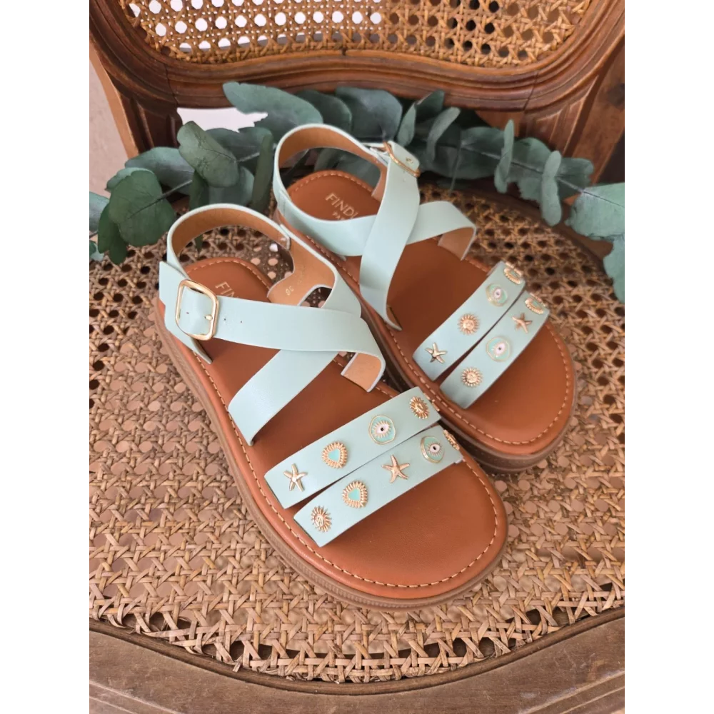 Sandales spartiates vert d'eau et bijoux dorés