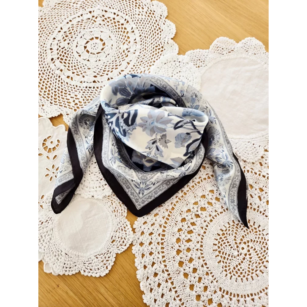 Foulard carré soyeux bleu ciel et gris fleurs