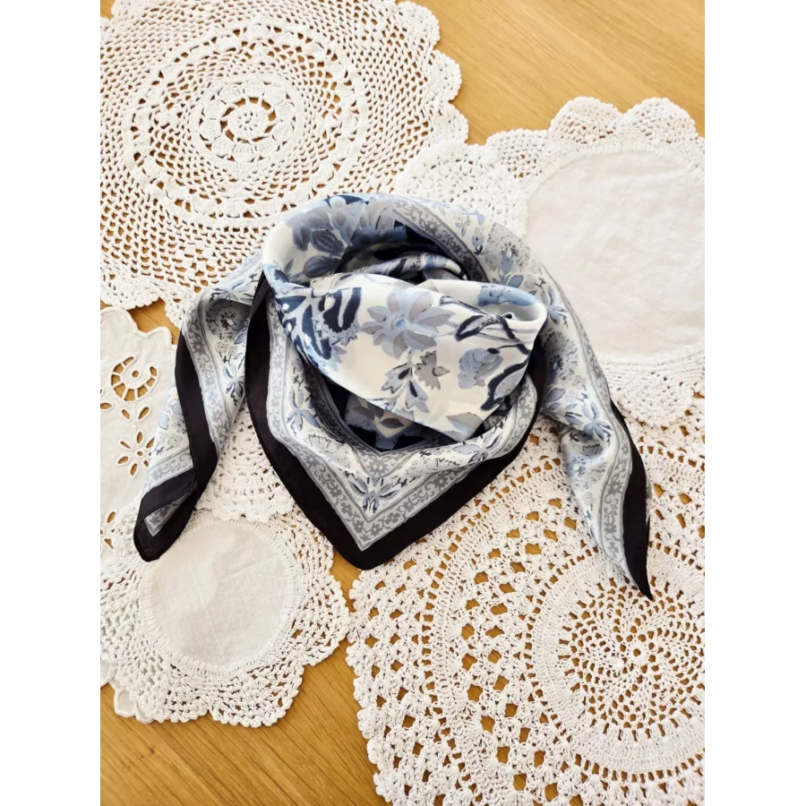 Foulard carré soyeux bleu ciel et gris fleurs