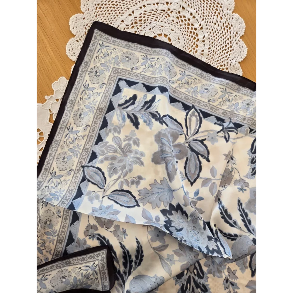 Foulard carré soyeux bleu ciel et gris fleurs