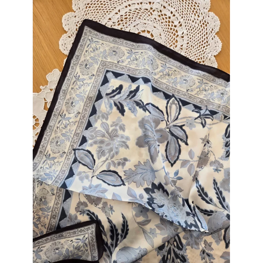 Foulard carré soyeux bleu ciel et gris fleurs