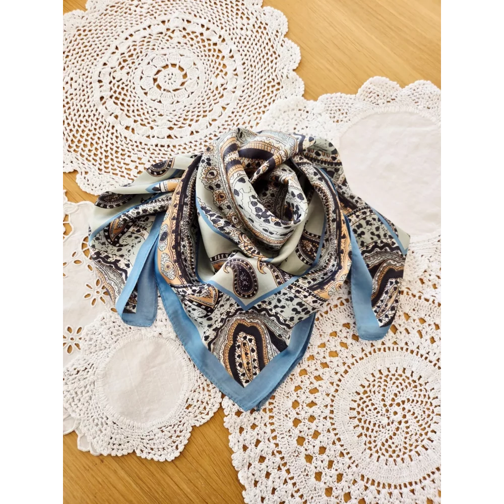 Foulard carré soyeux bleu ciel cashmere