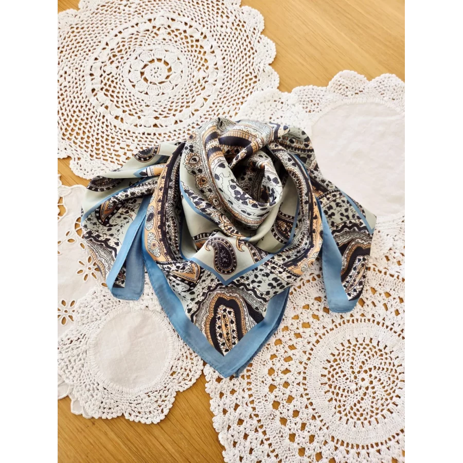 Foulard carré soyeux bleu ciel cashmere