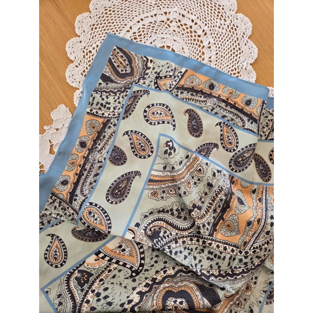 Foulard carré soyeux bleu ciel cashmere